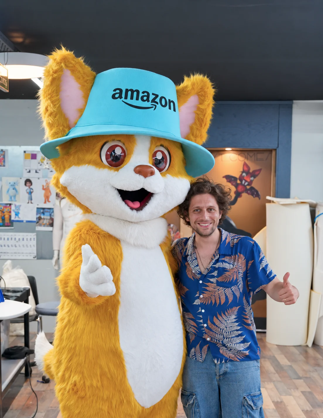 Steve, de Mascotte+, junto a un disfraz de mascota a tamaño real en el taller